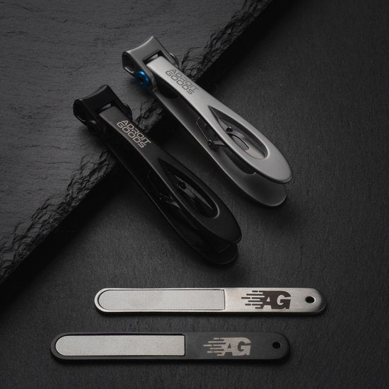 Twee stevige nagelknippers met bijpassende metalen vijl op donkere achtergrond