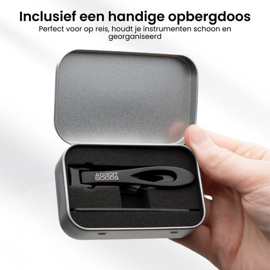 Hand die een metalen opbergdoosje vasthoudt met een zwart hulpmiddel erin geplaatst.