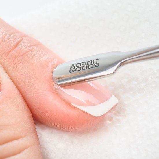 Professioneel nagelriem gereedschap van AdroitGoods wordt gebruikt bij manicure behandeling