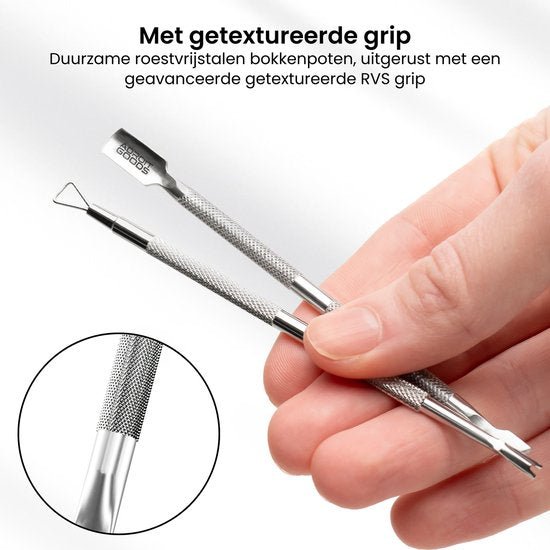 Hand houdt twee roestvrijstalen nagelriemduwers met een getextureerde grip voor betere controle