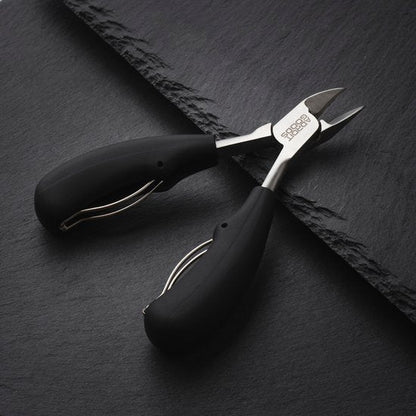 professionele nagelknipper met zwarte handgrepen op donkere achtergrond