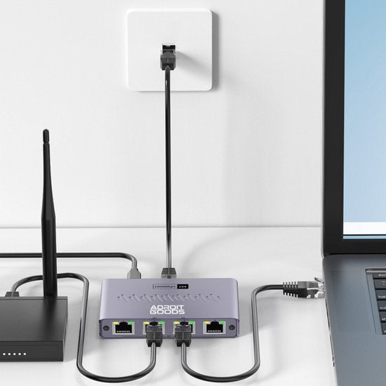 Moderne netwerk switch aangesloten met kabels en laptop op een witte tafel in een kantooromgeving