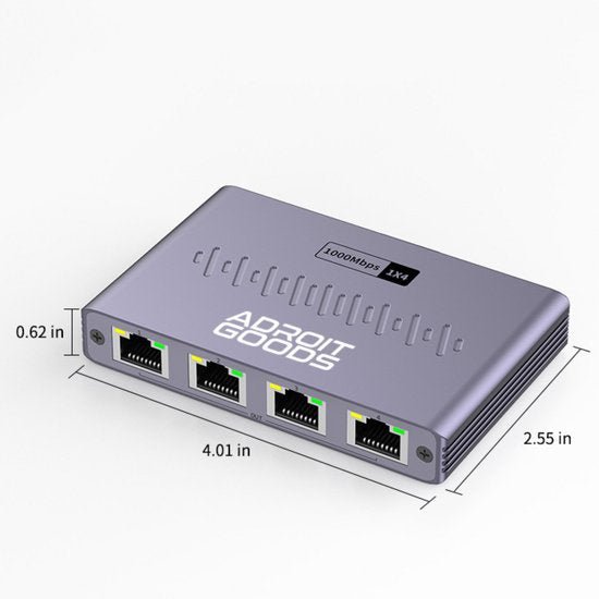 grijze netwerk switch met vier ethernetpoorten en Adroit Goods logo zichtbaar
