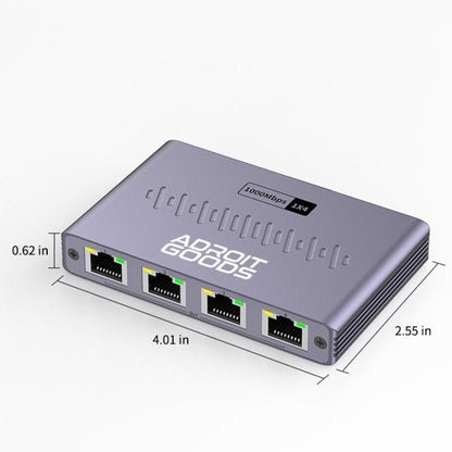 grijze netwerk switch met vier ethernetpoorten en Adroit Goods logo zichtbaar