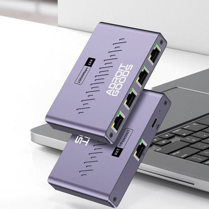 Twee paarse netwerkadapters met meerdere ethernetpoorten naast een laptop op een witte ondergrond