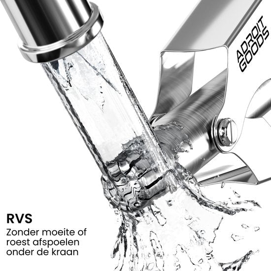 Roestvrijstalen keukentang wordt afgespoeld onder stromend water uit de kraan