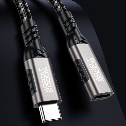 close-up van zwarte gevlochten usb-c kabel met metallic connectoren en AdroitGoods logo