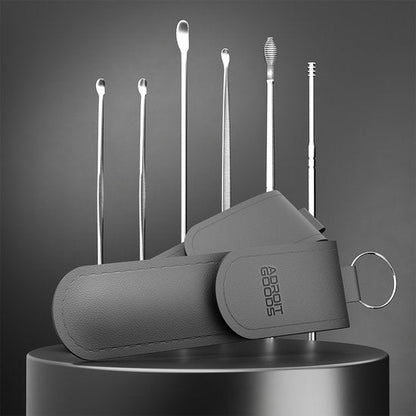 set van metalen oor schoonmaakstokjes met etui en sleutelhanger in grijs