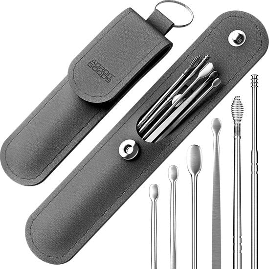 grijs etui met metalen reinigingsstiften en oorhygiënische tools netjes gerangschikt