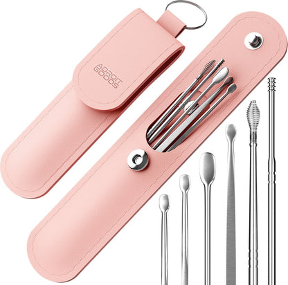 Roze opberghoes met roestvrijstalen oorreinigingsgereedschap en diverse borstels.