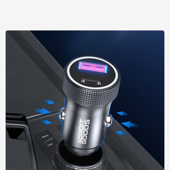 Zwart metalen autolader met AdroitGoods logo, voorzien van USB-poorten en blauw lichtindicator.