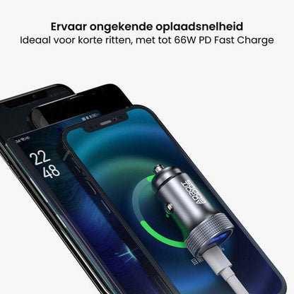 Twee smartphones die snel opladen via een metallic autoradioadapter met USB-kabel.