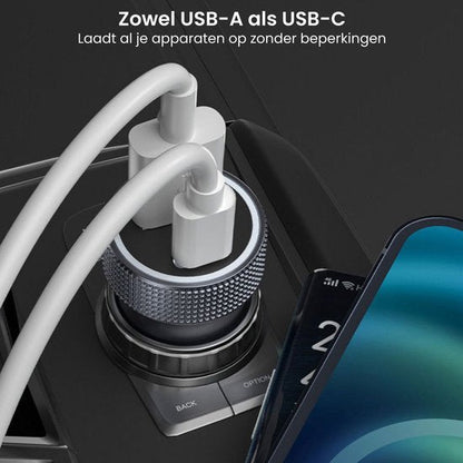 Twee witte USB-kabels verbonden met een oplaadadapter in een auto naast een smartphone