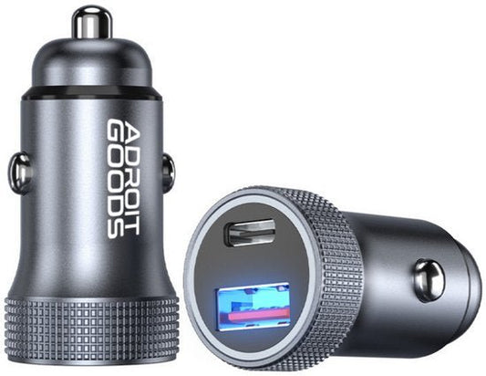 twee metalen autoladers met USB-poorten en AdroitGoods-logo, moderne uitstraling