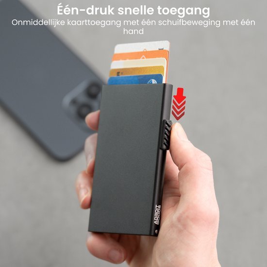 Hand houdt zwart creditcardhouder met verschuifbare kaarten voor snelle toegang