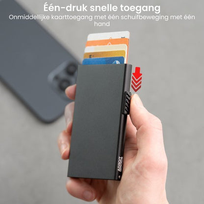 Hand houdt zwart creditcardhouder met verschuifbare kaarten voor snelle toegang