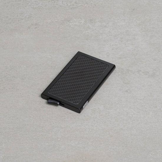 Zwart slank compact portemonnee met een geribbeld oppervlak en een schuifknop