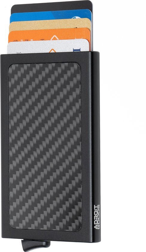 zwarte carbon fiber pasjeshouder met meerdere passen eruit en AdroitGoods logo zichtbaar
