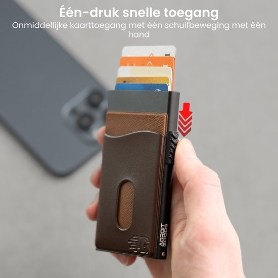 Hand houdt compacte bruine portemonnee met meerdere kaarten snel toegankelijk zichtbaar