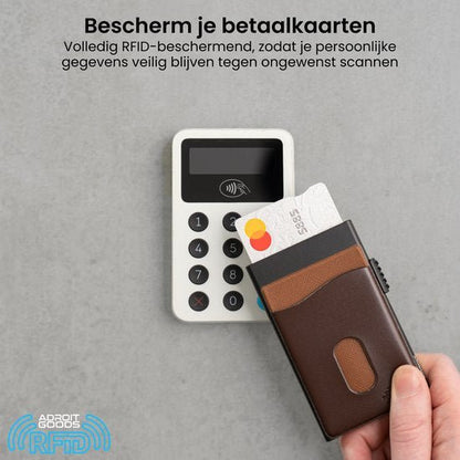 Hand houdt een bruine portemonnee met pinpas bij een contactloze betaalterminal voor veilige betalingen.