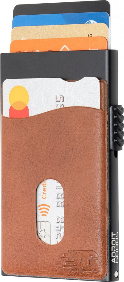 elegante kaarthouder van zwart metaal met bruin leren vak en meerdere kaarten zichtbaar