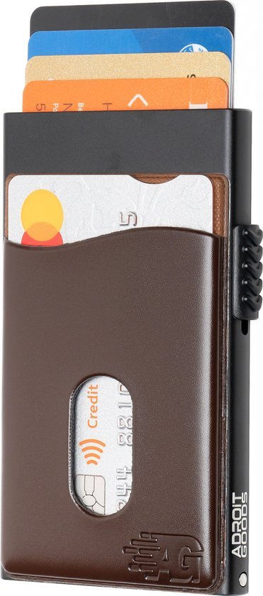 compact bruine kaarthouder met meerdere gekleurde passen en metalen behuizing elegant ontworpen