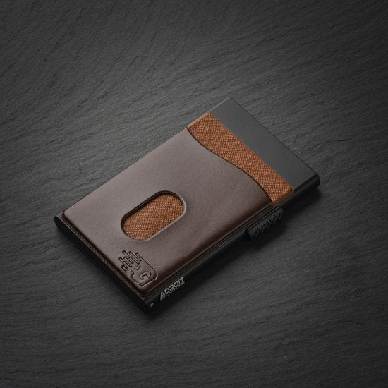 donkerbruine en lichtbruine leren kaartportemonnee op een donkere ondergrond