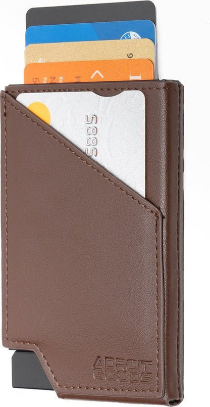 bruin leren kaarthouder met meerdere kaarten zichtbaar en strak ontwerp