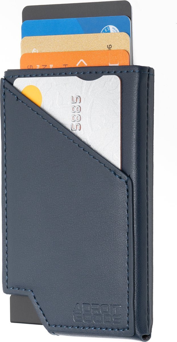 donkerblauwe leren kaarthouder met vijf verschillende kleuren passen zichtbaar in vakken
