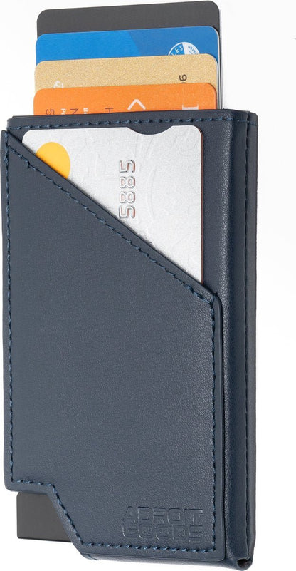 donkerblauwe leren kaarthouder met vijf verschillende kleuren passen zichtbaar in vakken