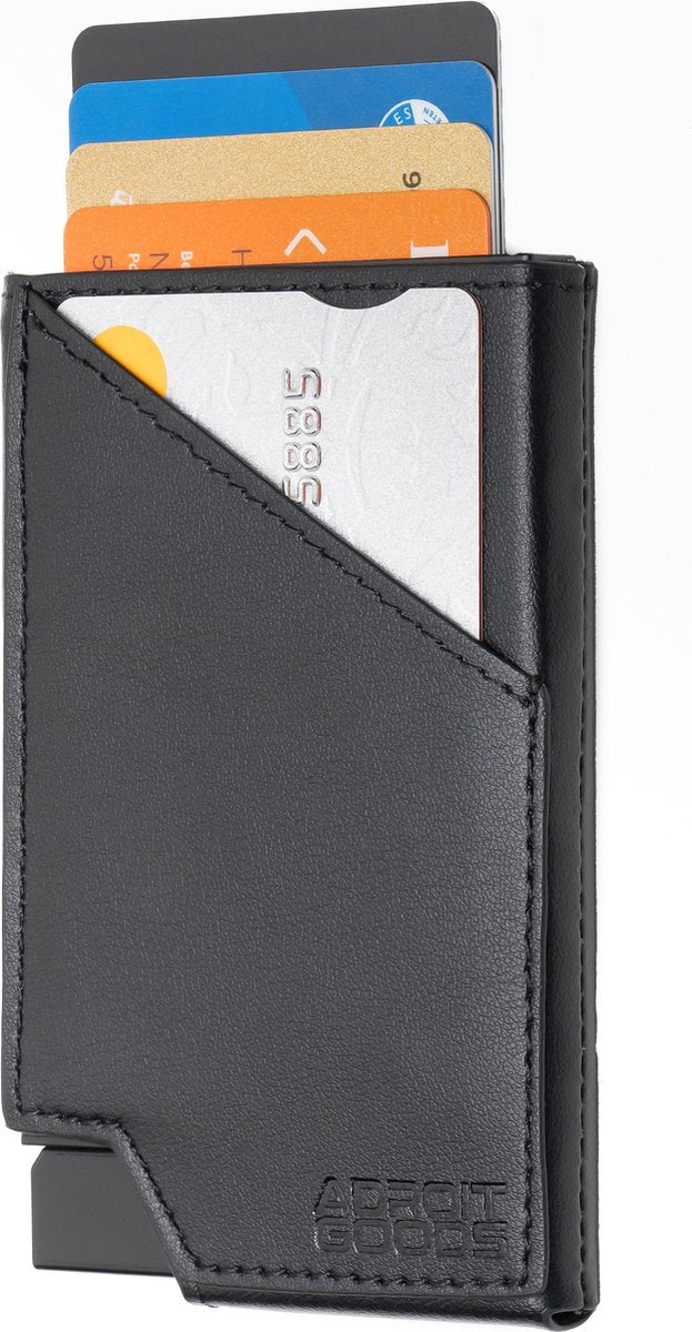 zwarte leren kaarthouder met vier verschillende kleuren kaarten erin geplaatst