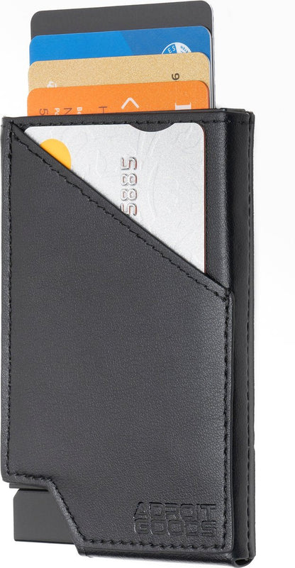 zwarte leren kaarthouder met vier verschillende kleuren kaarten erin geplaatst