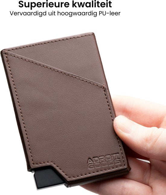 Hand houdt een bruin PU-lederen minimalistische portemonnee met gestikte details en merklogo