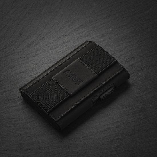 zwarte leren kaarthouder met elastische band op donkere achtergrond geplaatst