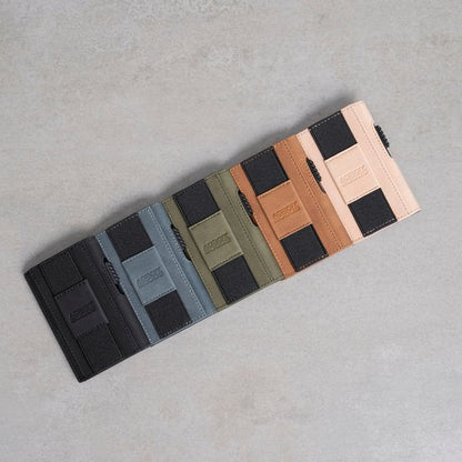 Zes verschillende leren kaarthouders in zwart, grijs, groen, bruin en beige, netjes gerangschikt.