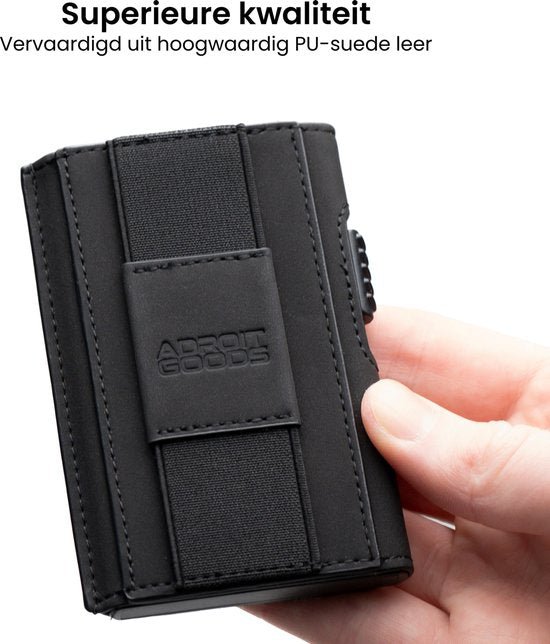 Hand die een zwarte PU-suède leren portemonnee met elastische band vasthoudt, AdroitGoods logo zichtbaar