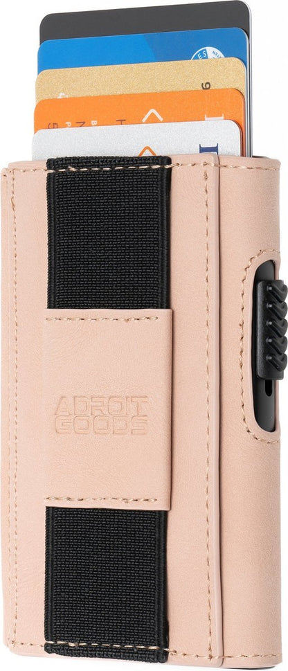 lichte leren kaarthouder met zwarte elastische band en meerdere kaarten zichtbaar bovenaan