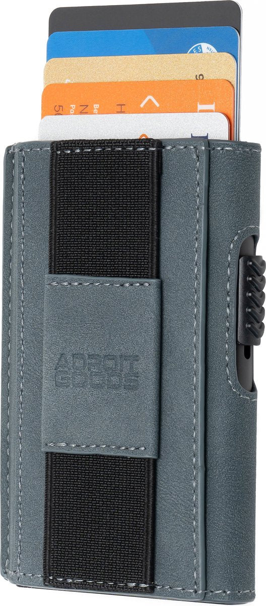 grijs kunstleren kaartenhouder met elastische band en meerdere pasjes zichtbaar aan de bovenkant