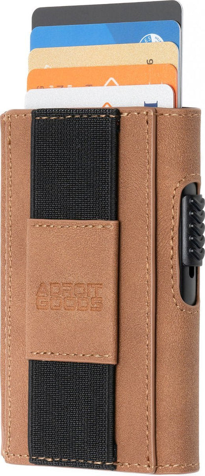 compact bruine leren kaarthouder met zwarte elastische band en meerdere pasjes zichtbaar