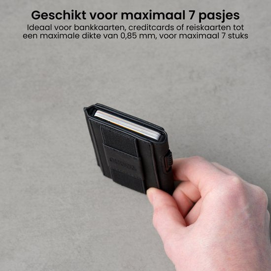 Hand houdt strak zwart pasjeshouderportemonnee geschikt voor maximaal zeven kaarten.