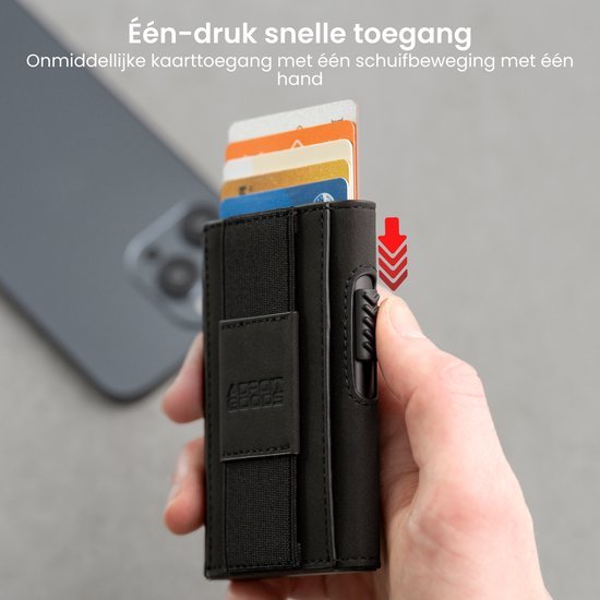 Hand houdt zwart compact portemonnee met meerdere kaarten en schuifmechanisme