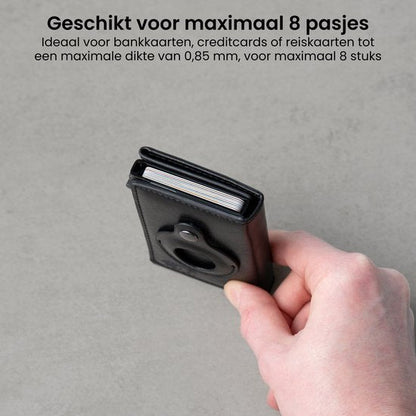 Hand houdt zwart compact kaartenvakje met uitgestalde kaarten zichtbaar aan bovenkant