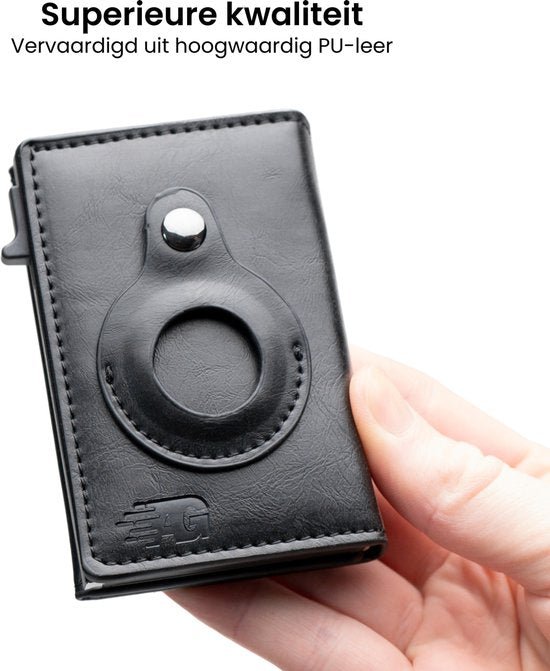 Hand houdt zwarte kaartetui van hoogwaardig PU-leer met metalen drukknop en stiknaden zichtbaar