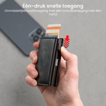 Hand die een zwarte kaarthouder vasthoudt met kaarten die eruit worden geschoven