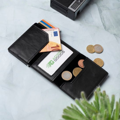 open zwart leren portemonnee met pasjes, briefgeld en muntgeld op marmeren ondergrond