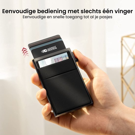 Hand houdt zwarte pasjeshouder met meerdere kaarten zichtbaar en duidelijke bedieningstekst bovenaan