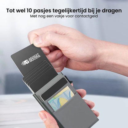 Hand die een slank kaartetui opent met meerdere vakken en zichtbaar contactgeld