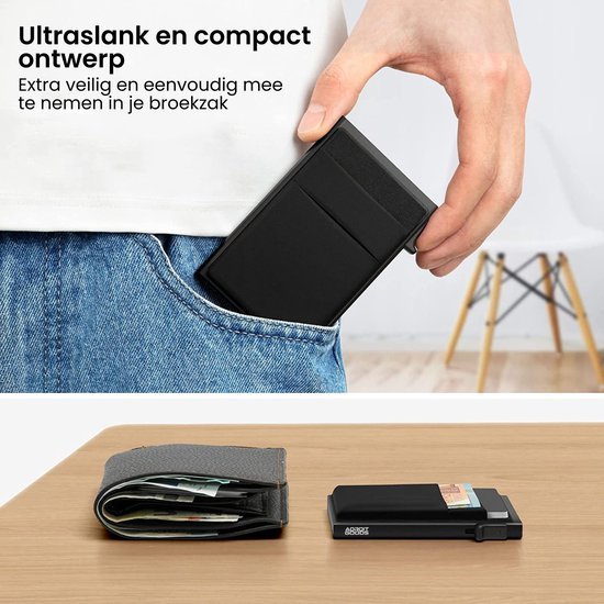 Hand plaatst een ultraslanke, compacte zwarte portemonnee in een spijkerbroekzak naast een traditionele portemonnee.