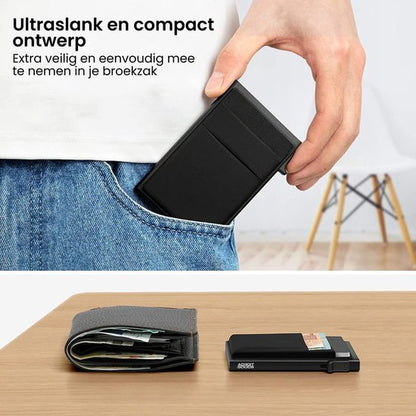 Hand plaatst een ultraslanke, compacte zwarte portemonnee in een spijkerbroekzak naast een traditionele portemonnee.