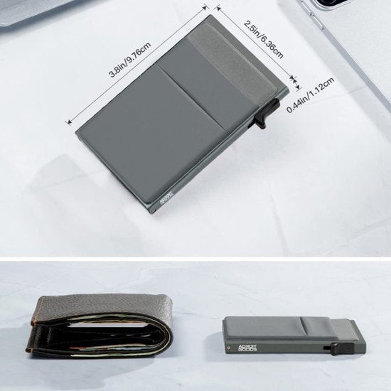 grijs compact kaartportemonnee naast een opgevouwen leren portemonnee op een witte ondergrond